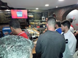 Cena entre trabajadores y jugadores
